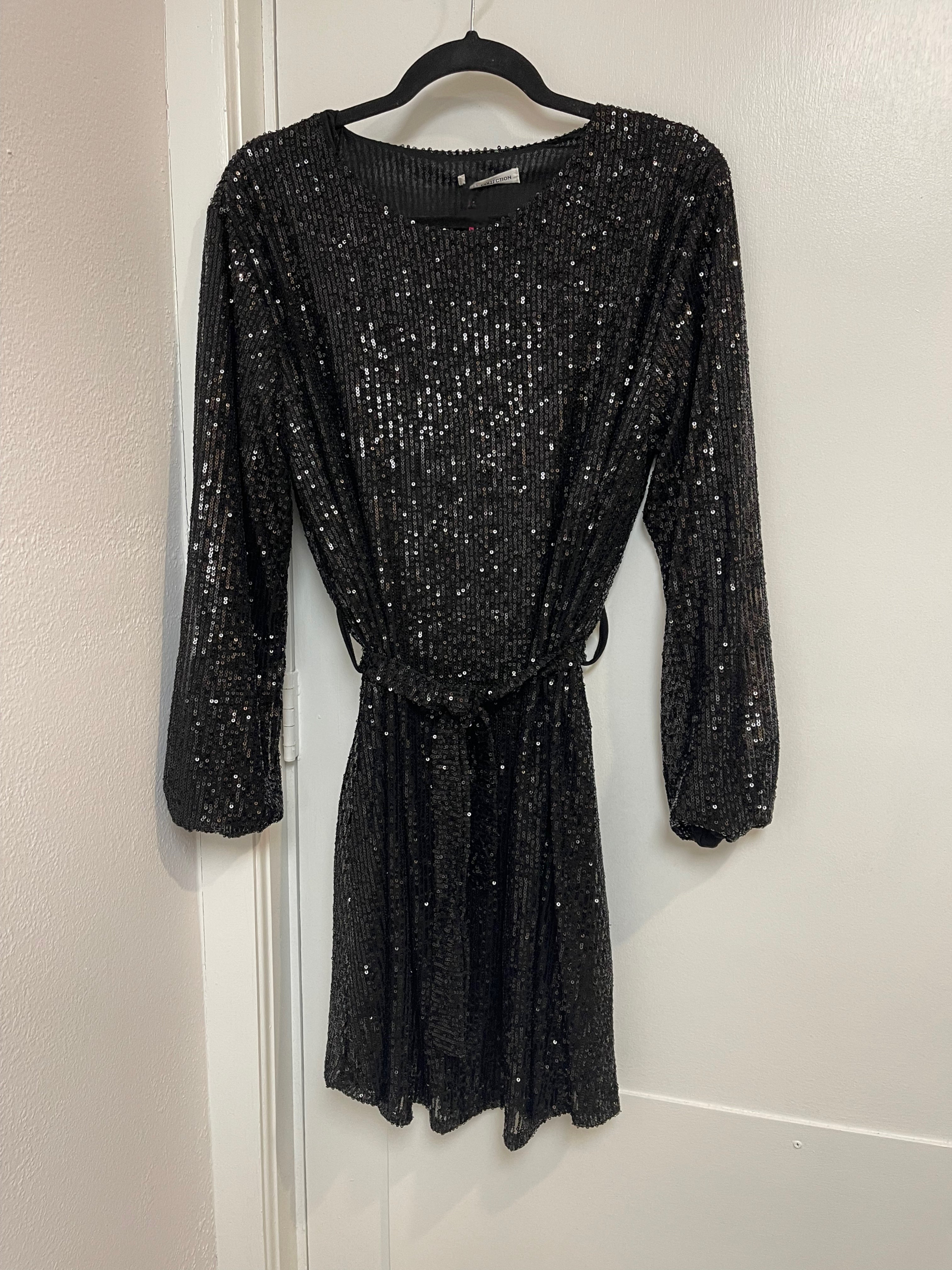 パーティードレス Noelle Fitted Sequin Flounce Dress V-neck Lace Sequin Mesh Off-shoulder Princess Puffy Dress